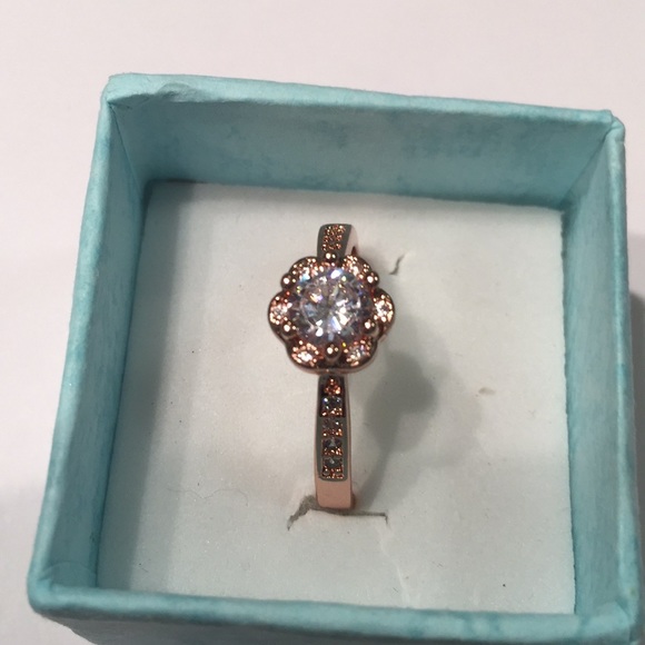 White cubic zirconia Rose gold flower size8.5 RING - Picture 3 of 6